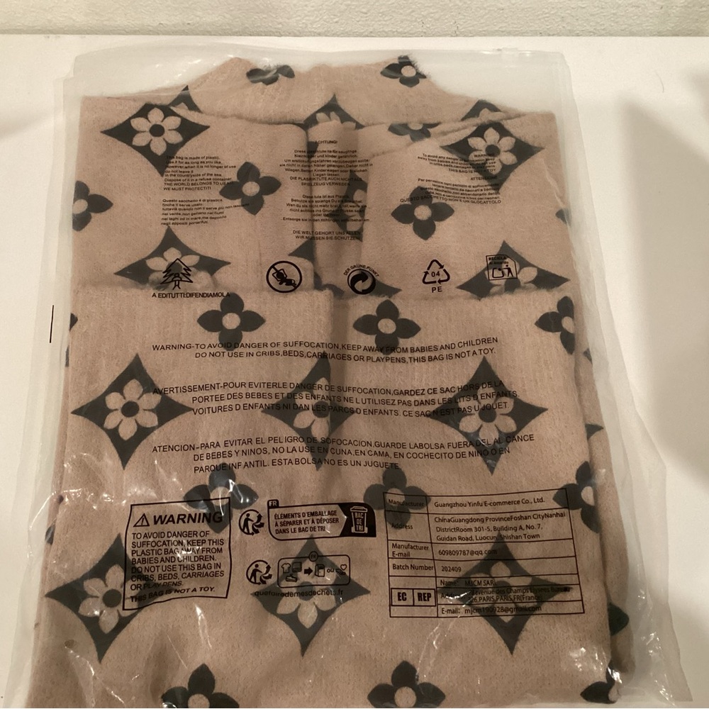 Women’s Geometric Pattern Fuzzy Beige Sweatshirt - Small- BRAND NEW - WRAPPED - Picture 3 of 6